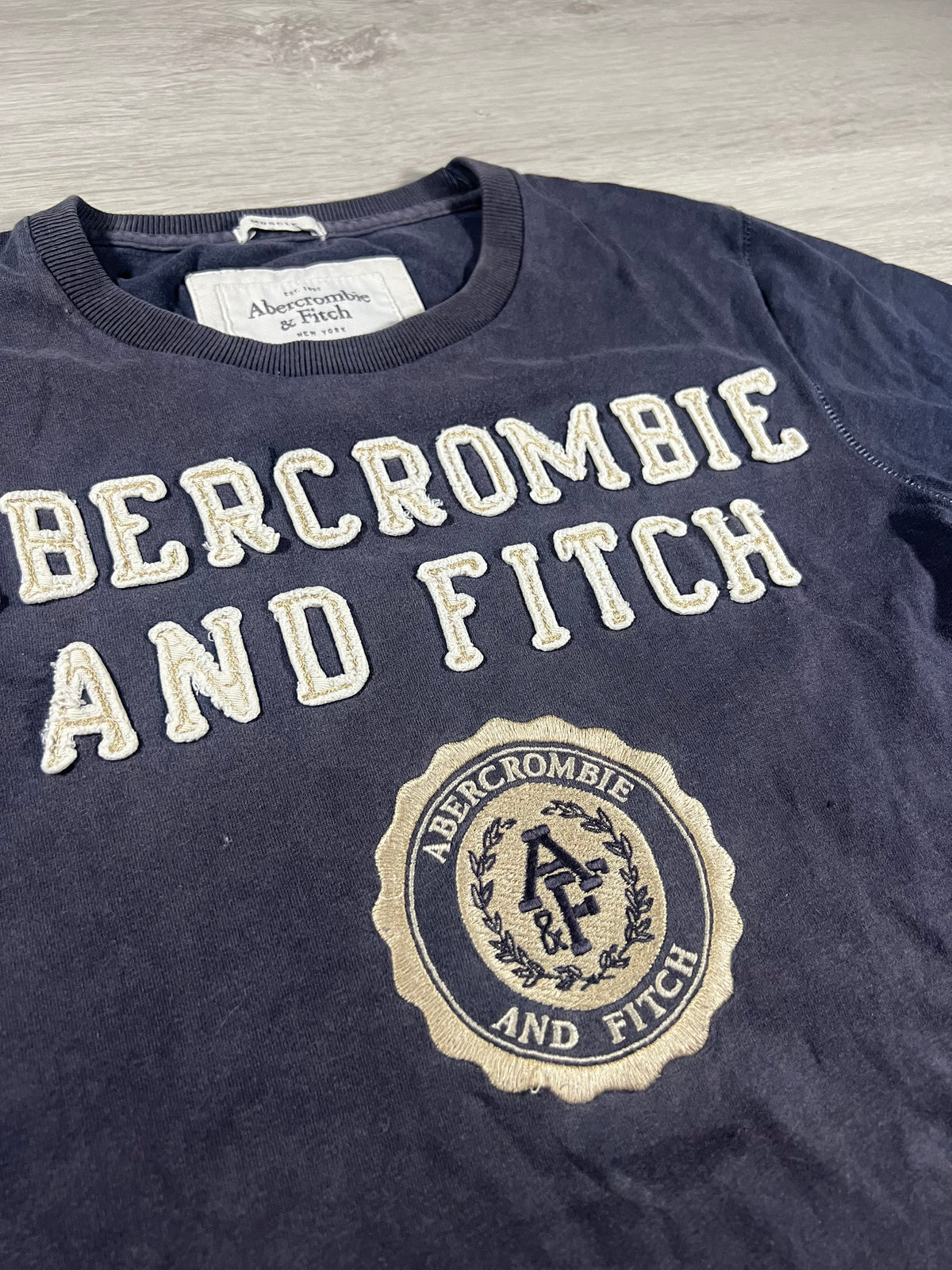 Abercrombie & Fitch spellout crest muscle fit tee S