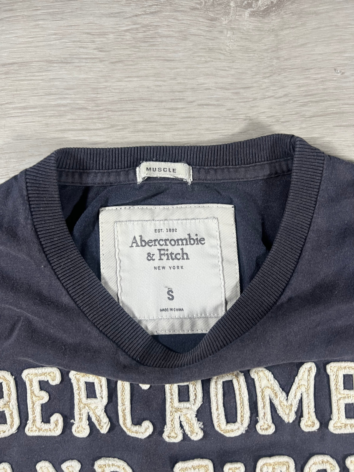 Abercrombie & Fitch spellout crest muscle fit tee S